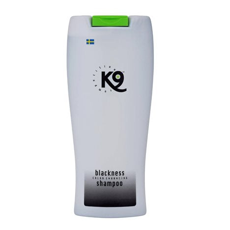 färgförstärkande schampo som neutraliseras missfärgningar och fördjupar pälsens naturliga mörka toner. Med vårdande aloe vera, D-Panthenol och veteprotein återfuktar det effektivt och lämnar pälsen friskt glänsande 